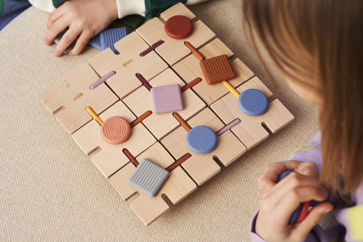 kids on floor surrounded by BAVVIC wooden pieces