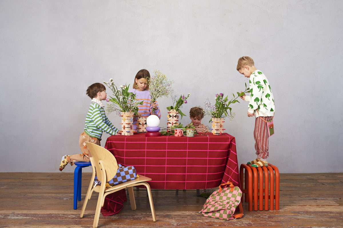 parents and kids building together with BAVVIC FAMILY set